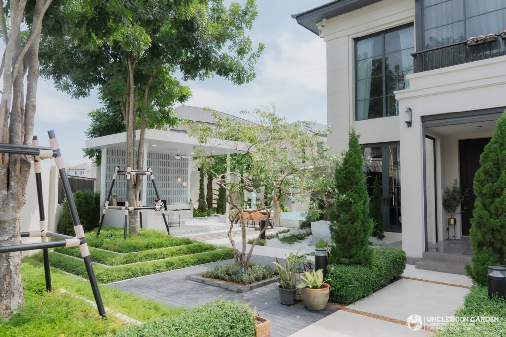 ทางเดินในสวนหน้าบ้านพร้อมแปลงไม้พุ่ม จัดสวนชลบุรีโดยสวนลุงบุญ